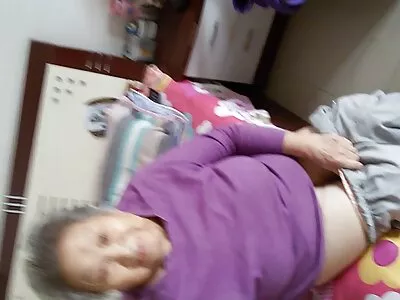 Големи секс с животни клипове кани MILF чука младо момче от колежа на дивана