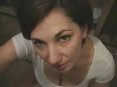 Ава Паркър смуче еротични клипове и язди жестоко с енергична енергия