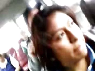 Зашеметяващата с пигтейли Мерилин Шугър порно на български език се бие в хола