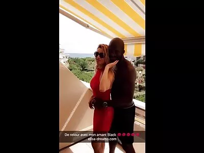 Чувствено момиче играе груби игри обръсната путка